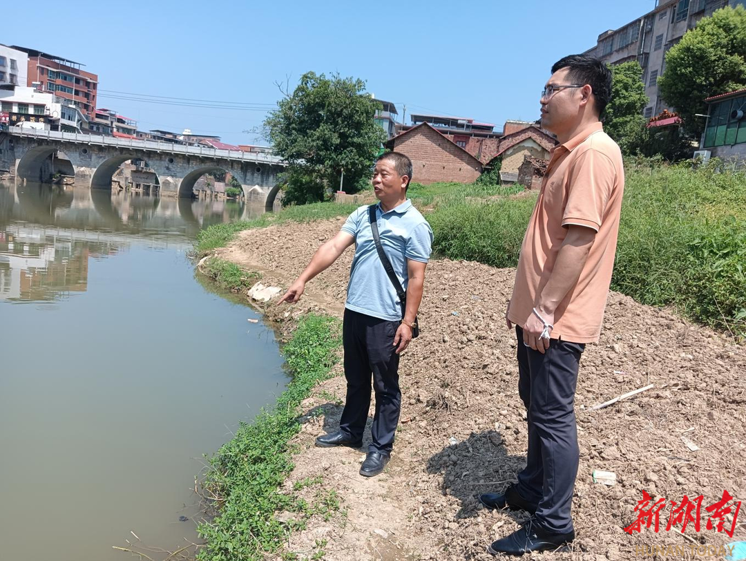 "提起吴应鹏,洪市中学负责人竖起大拇指连声点赞,吴应鹏老师已从教35
