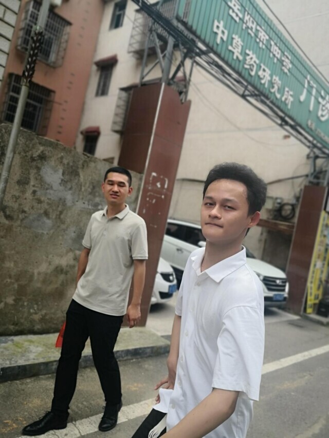 仁爱广场之⑩：他靠什么支撑