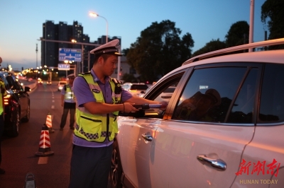 益陽公安交警持續(xù)開展道路交通秩序整治行動(dòng) 筑牢夜間安全防護(hù)墻