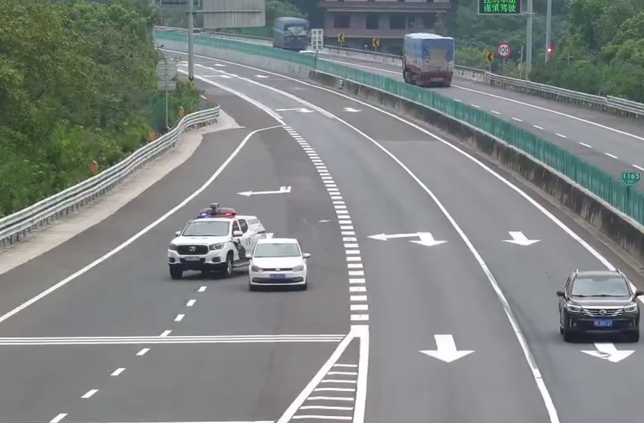 司机匝道口犹豫不决，警车闪现“拿主意” 