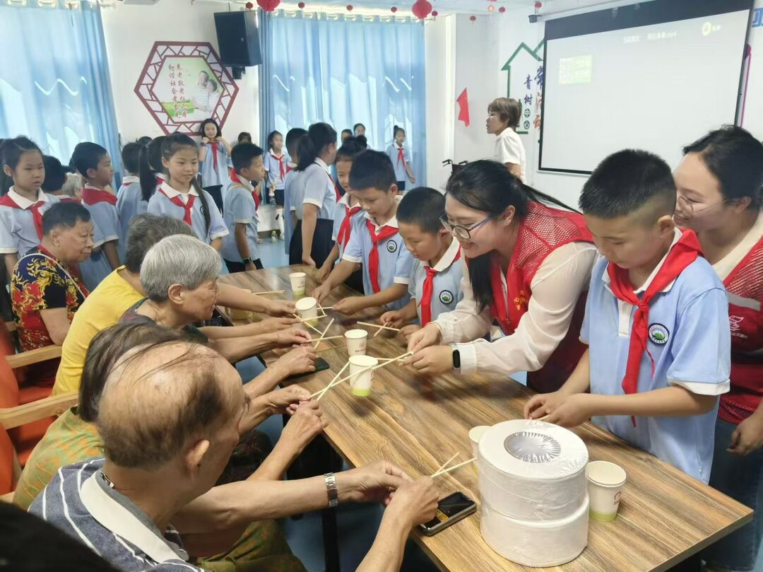 湘潭廣場街道社工站開展“崇德向善 依法興善”中華慈善日活動