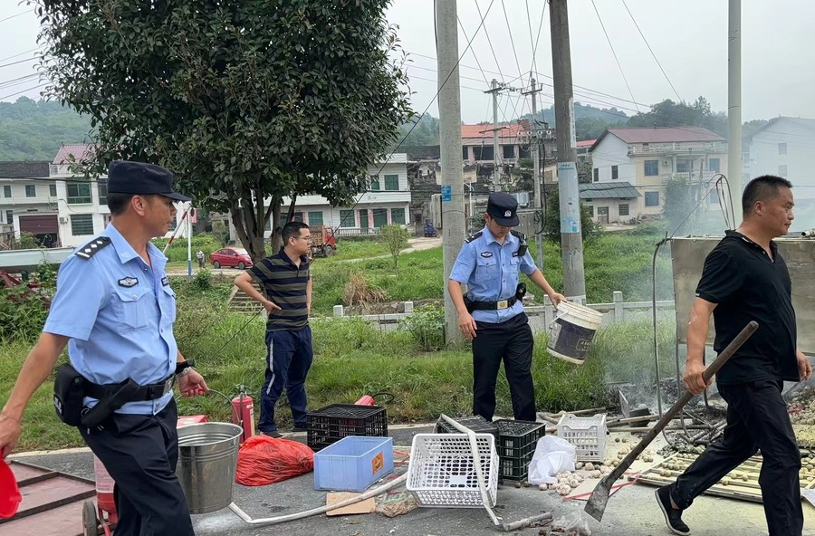 車輛自燃！漣源公安民警化身“消防衛(wèi)士”