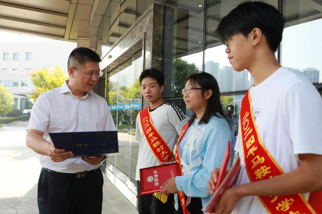 湘西州税务局：为结对帮扶村青年学子在奋斗前行的道路上点亮航标