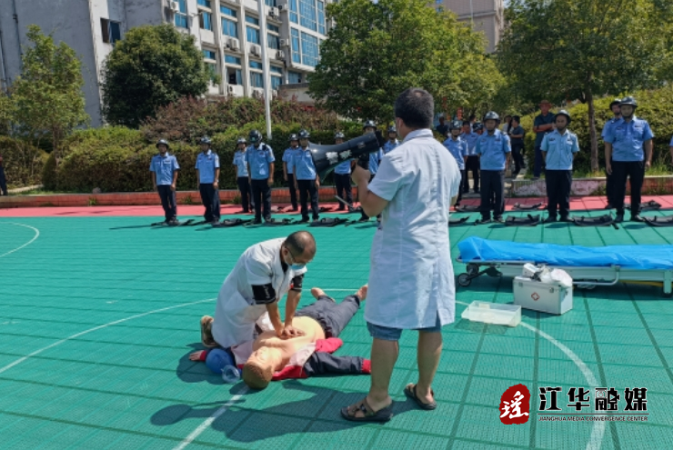 江華公安局巡特警大隊組織碼市片區(qū)警務演練