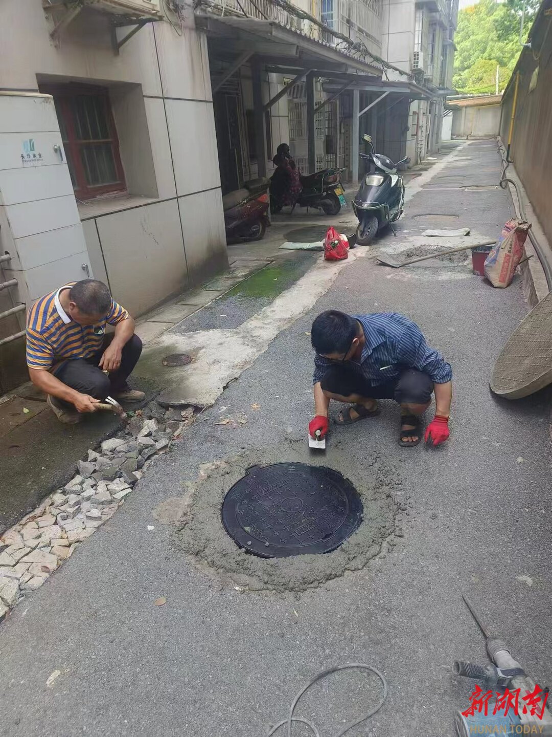 修缮井盖路灯 保护居民出行