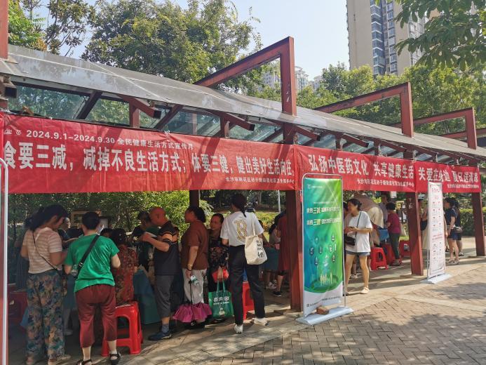 秋日送清涼·義診護健康——砂子塘街道開展義診活動