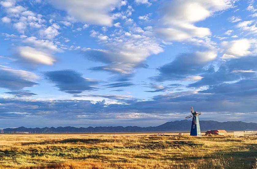 秋日光影交织下 青海大柴旦如诗如画