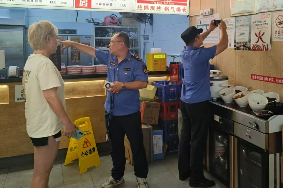 裕南街城管严查餐饮油烟扰民，76家餐企迎检