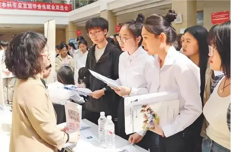 多个岗位争1名毕业生，首批养老专业本科生为何这么抢手？