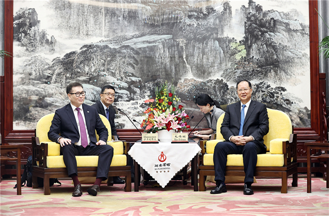 Governor Mao Meets with Guests from Kazakhstan