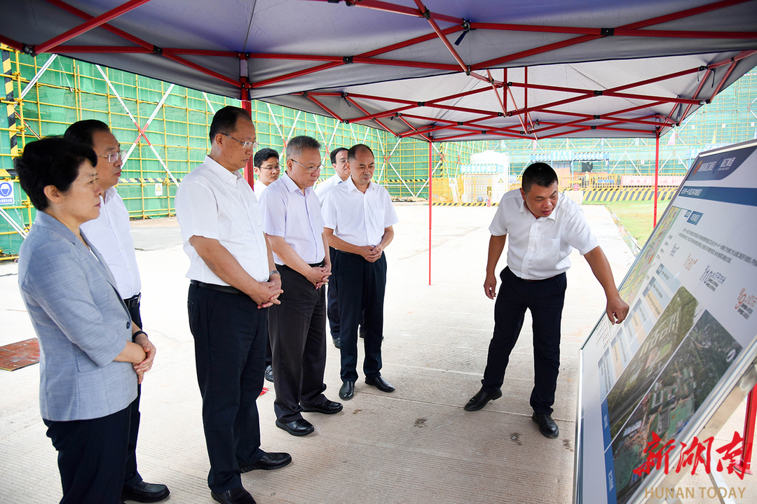 9月12日，沈晓明、毛伟明在长沙市第一中学湘江科学城校区了解规划建设和办学情况。