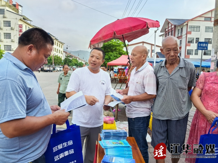 江華小圩壯族鄉(xiāng)：趕集日“擺攤” 零距離服務(wù)群眾