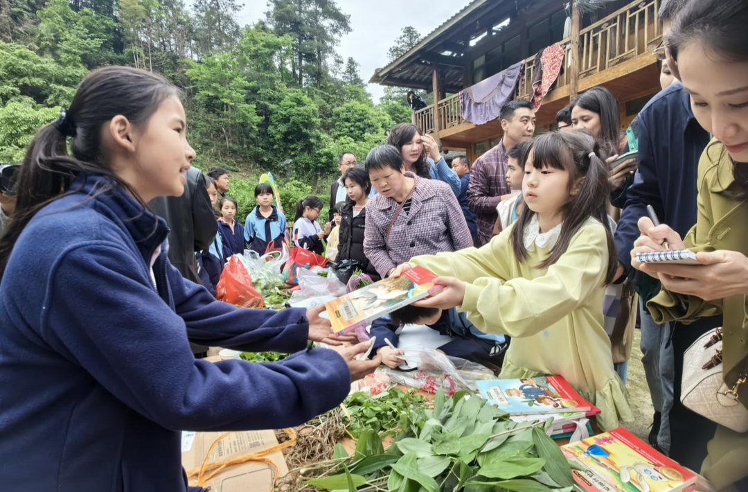 中秋共团圆  爱心伴成长