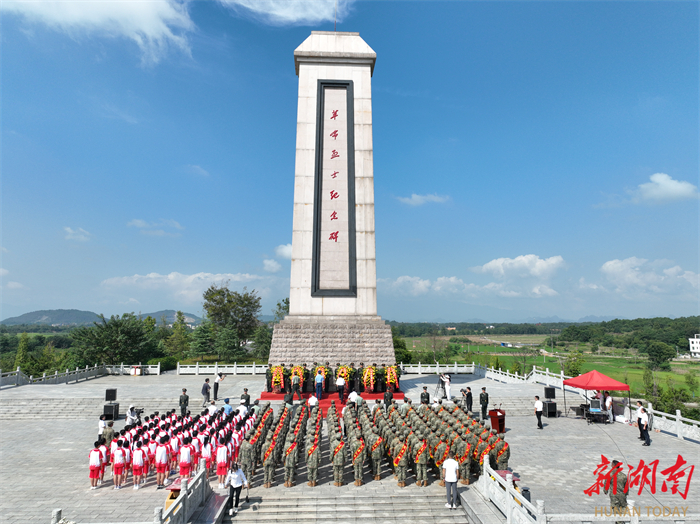 從軍路上“忠誠(chéng)”的傳承與接力 永州市組織“大手牽小手、薪火永相傳”歡送新兵活動(dòng)