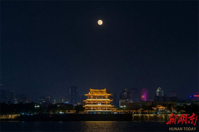 In Pics: Super Moon Seen Across Hunan