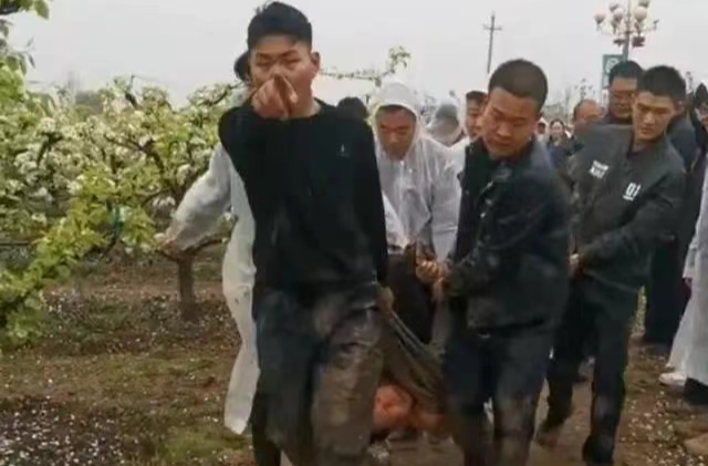 经武快评丨副县长带队强拆，谁给的胆子