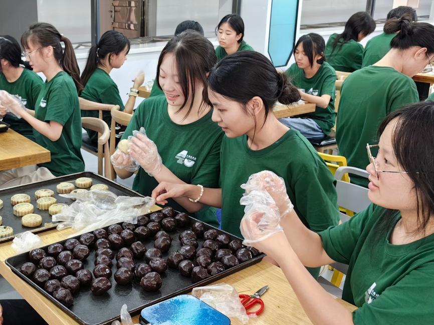 以月饼为媒，长理学子续写文化新篇