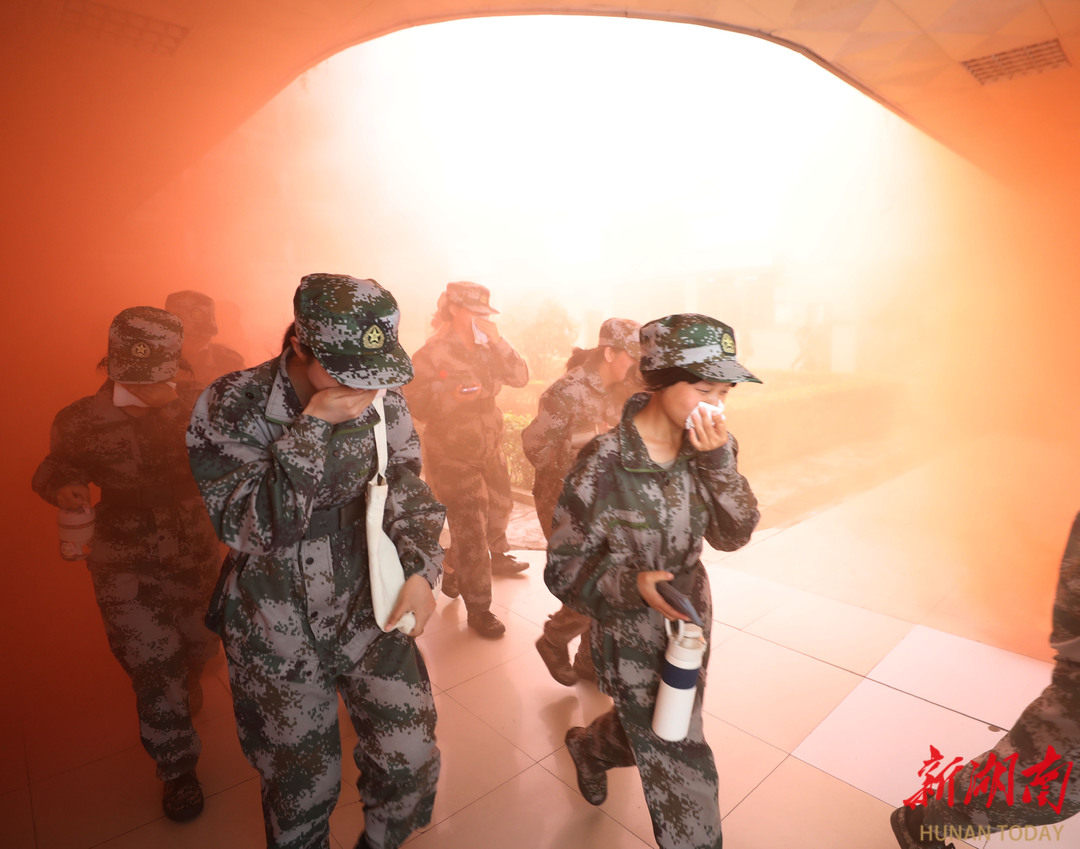 南華大學：新生軍訓學逃生