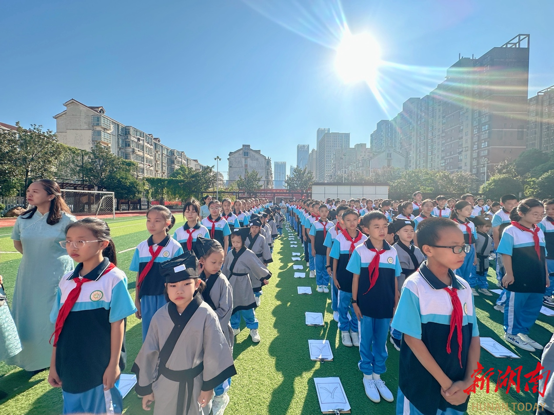 衣冠整肃承古礼，开笔启智立人生——德润园小学举行一年级新生开笔礼