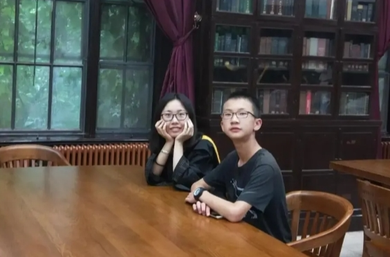 太厉害！亲姐弟隔十年双双上清华
