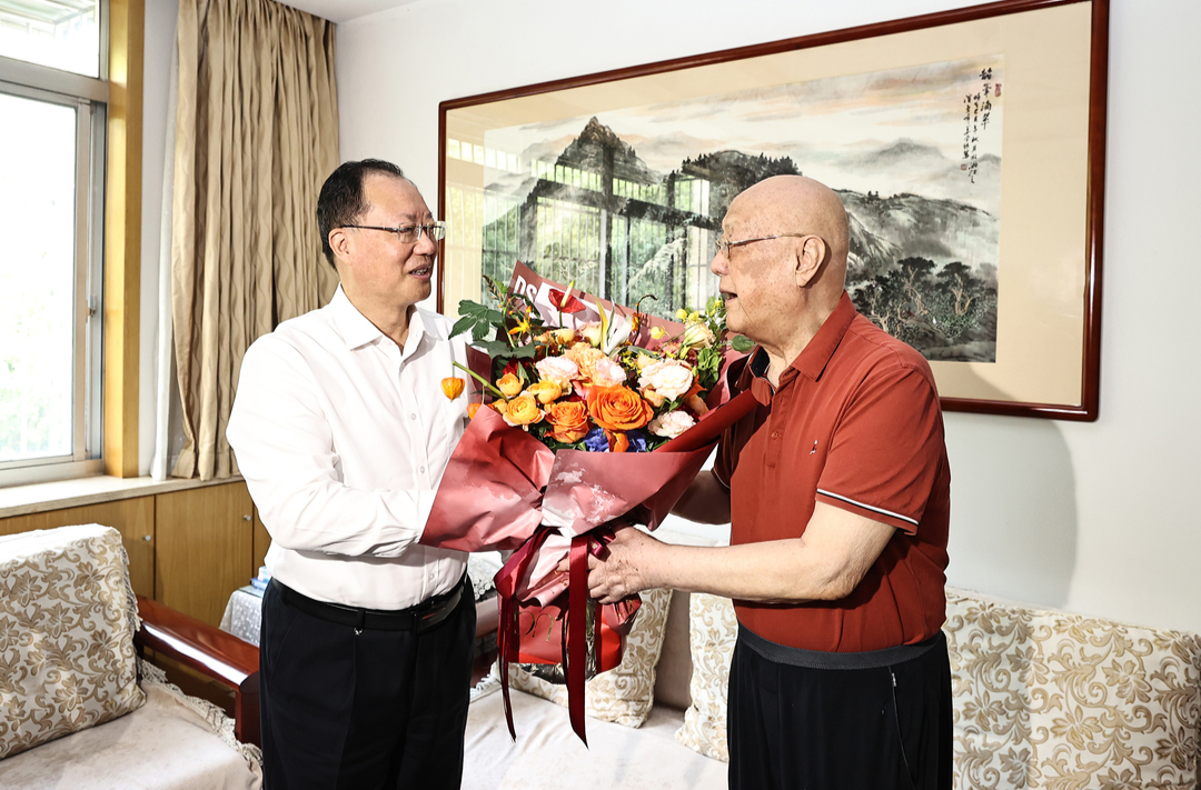 毛偉明慰問老黨員、老干部和先進模范代表