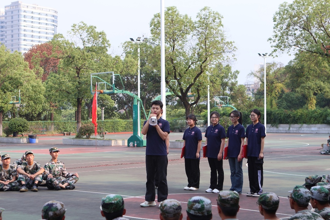 長(zhǎng)沙民政職院青馬協(xié)會(huì)志愿講解團(tuán)深入新生軍訓(xùn)營(yíng)地宣講革命人物故事