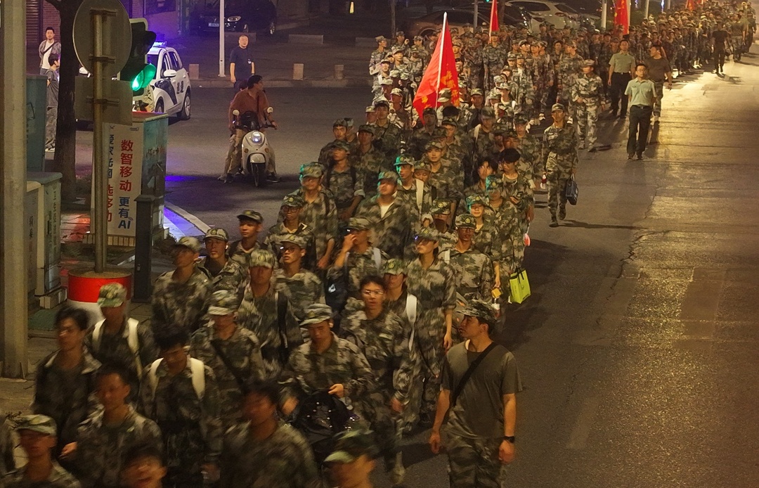 南華大學(xué)800名新生進(jìn)行行軍拉練