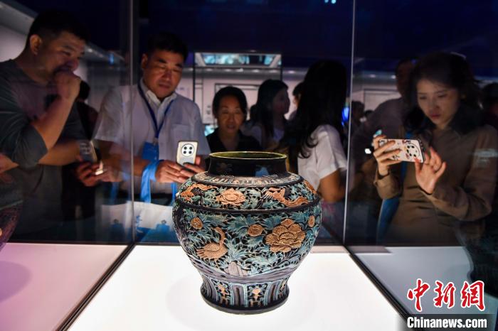 南海西北陆坡一二号沉船出水文物首展