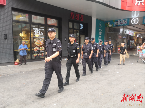 国庆节前安保不松懈 花垣公安巡特警全力以赴保平安