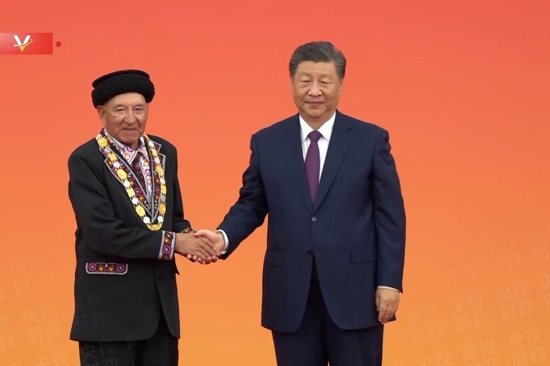 习近平向巴依卡·凯力迪别克颁授“人民卫士”国家荣誉称号奖章