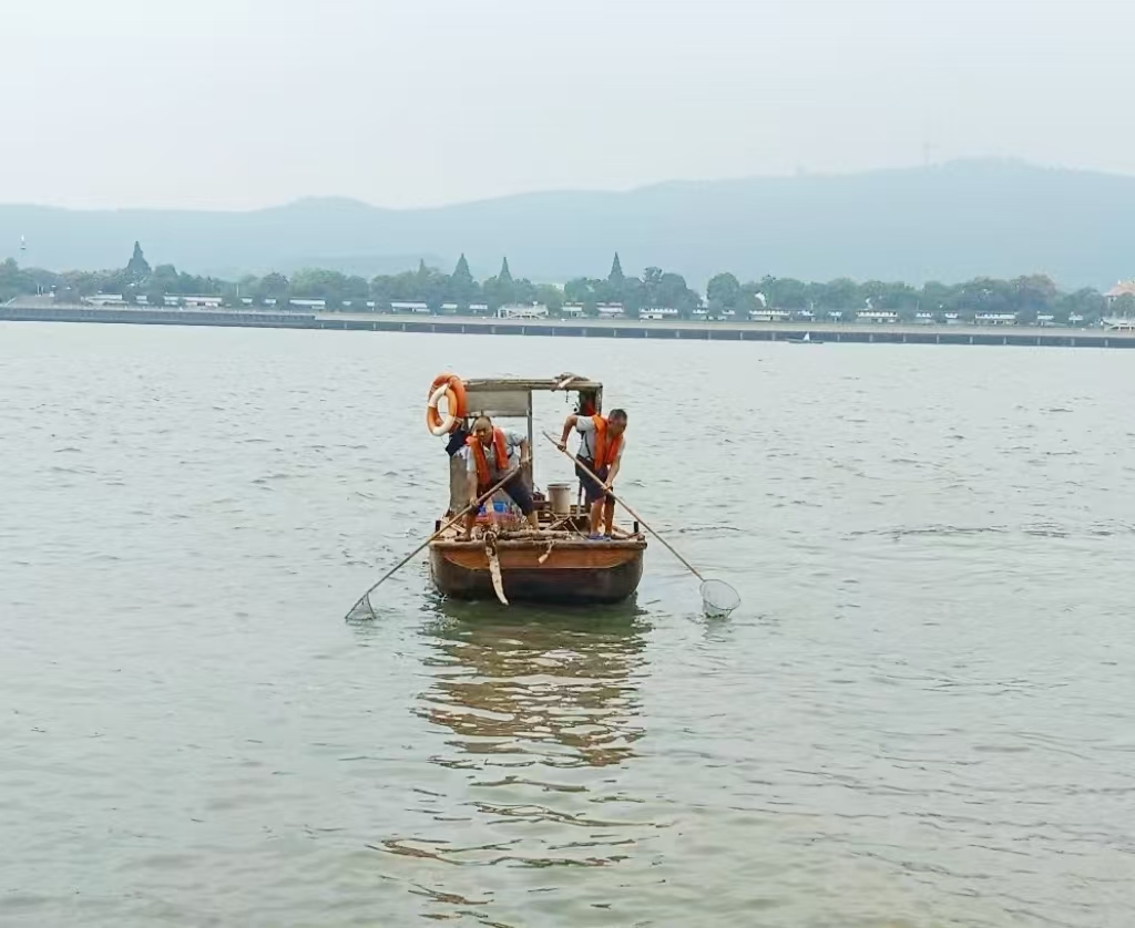 打撈河道垃圾 守護(hù)湘江母親河