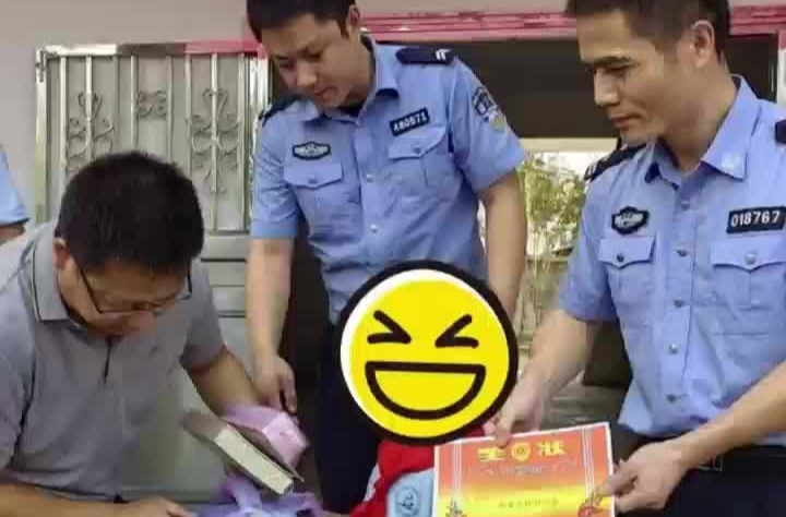 小学生拾金不昧，民警到校表扬给足仪式感
