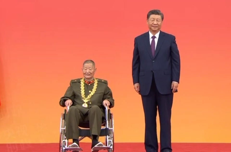习近平向黄宗德颁授“共和国勋章”