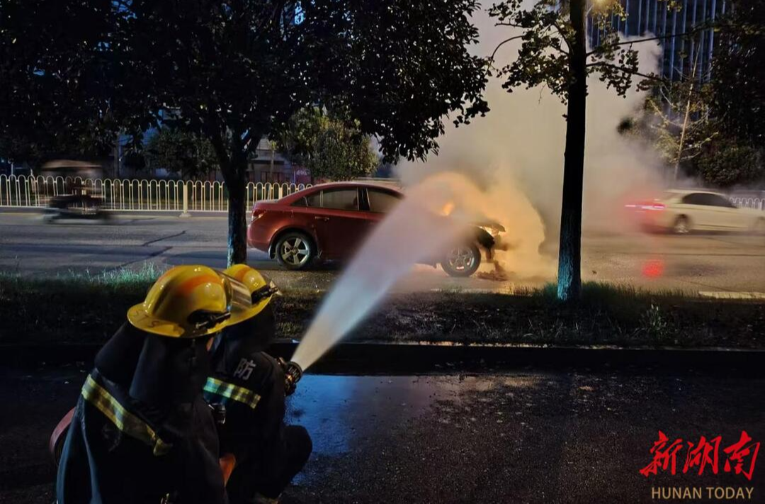 轿车在路上起火，书堂山消防救援站紧急救援处置