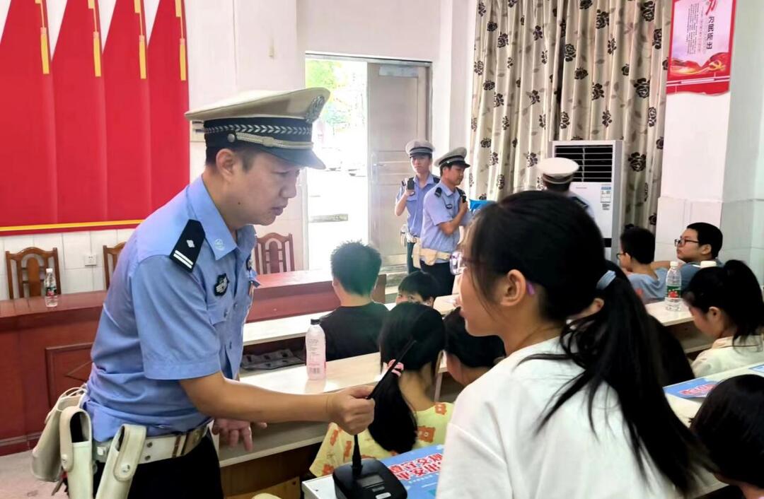 衡南縣泉湖中學：交警與學校聯(lián)動，交通安全入人心