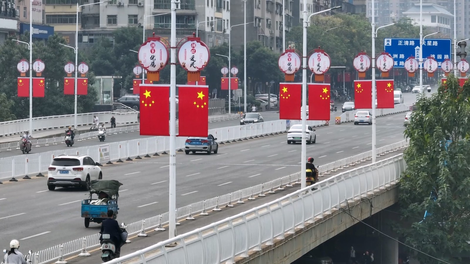 國(guó)慶氛圍感拉滿(mǎn)！懷化城區(qū)披上“中國(guó)紅”