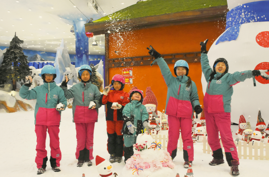 游客筑起冰雪主题“蛋糕”，祝福祖国生日！