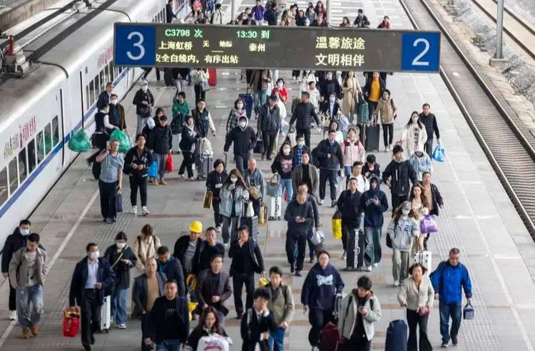 今日迎国庆假期铁路客流高峰 预计发送旅客2100万人次