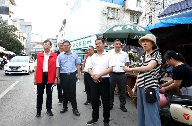 江華：萬汝青調(diào)研文明城市創(chuàng)建和登革熱防治工作