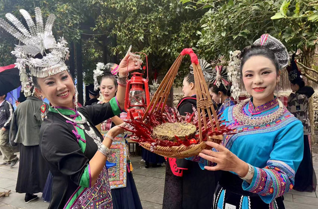 國(guó)慶長(zhǎng)假首日  通道皇都侗寨“醉”了八方客