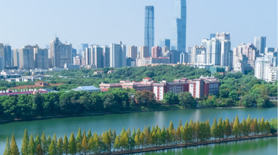 People Enjoy Coolness and Autumn Scenery at Hunan Martyrs Park