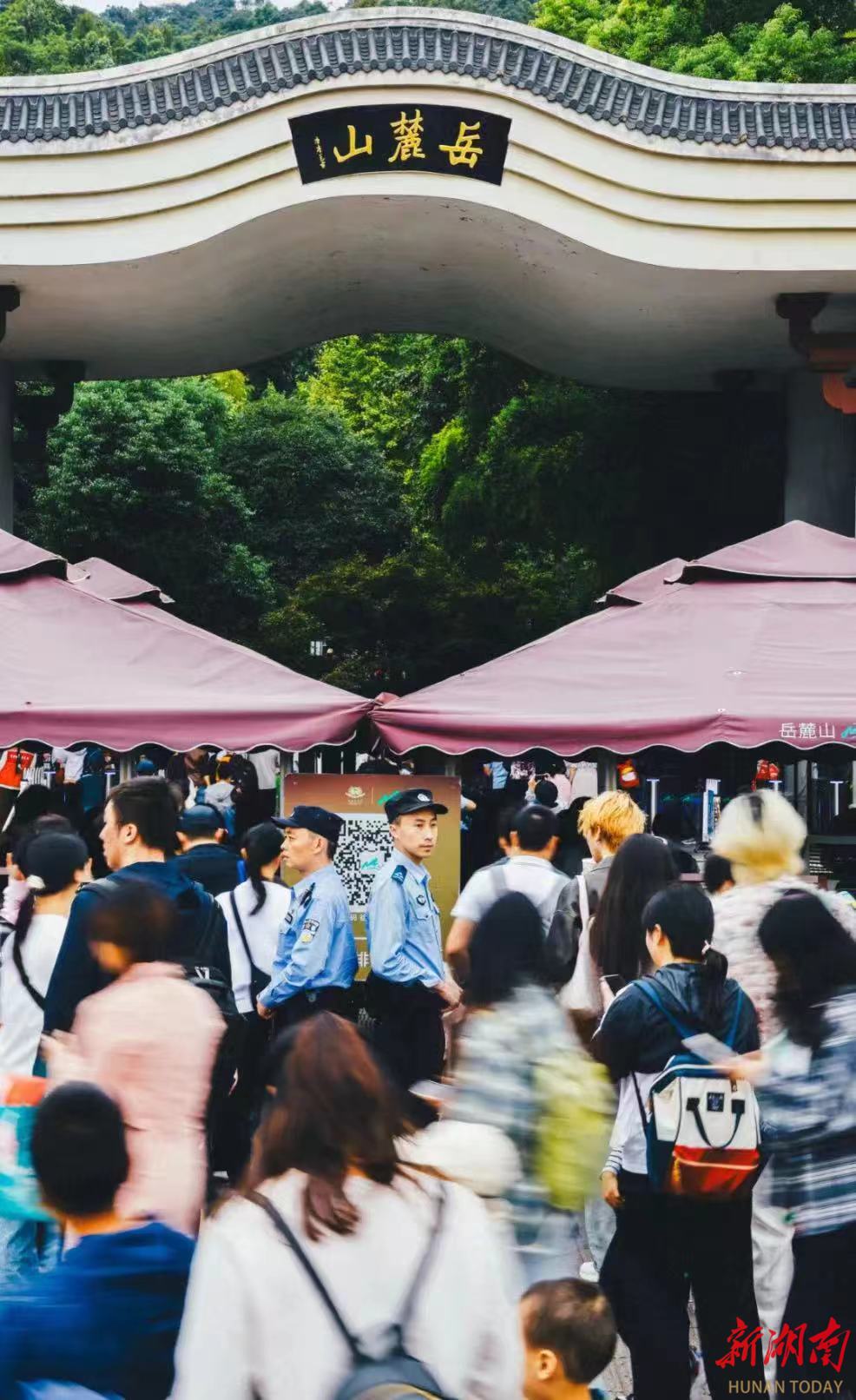 麓山景區(qū)候車亭“顏值”煥新