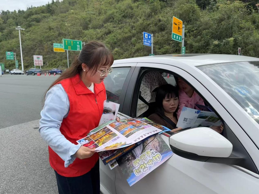 鳳凰古城千名旅游志愿者繪就最美風(fēng)景線