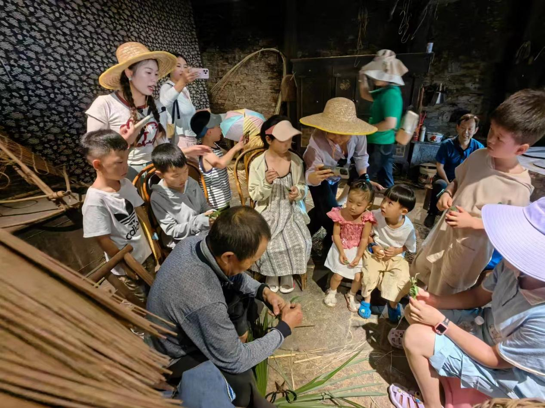 鳳凰縣竹山苗寨迎來(lái)旅游高峰