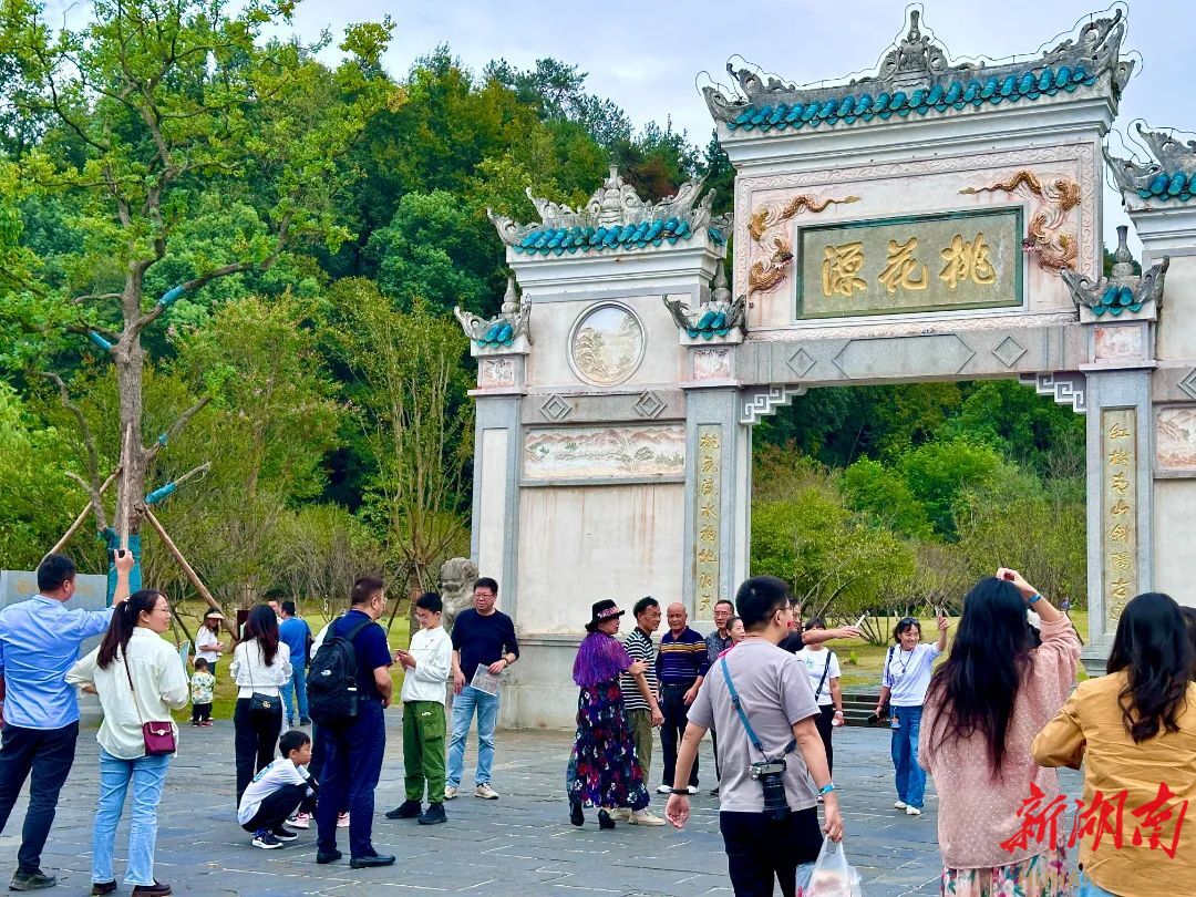 桃花源有体验剧《湘遇·桃花源》，还有实景演出《桃花源记》，行浸式感受常德风俗和风情