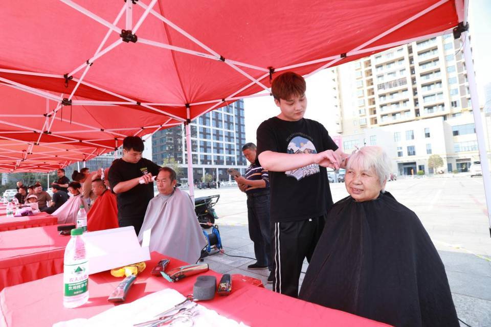 月湖街道重阳敬老情，共绘老年友好新画卷