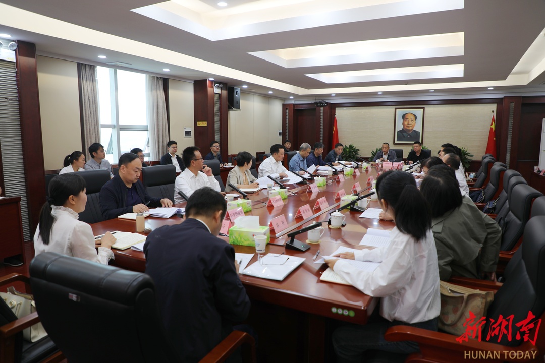 唐成主持召开教育工作座谈会