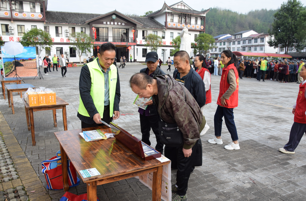 慈利縣：開展“九九重陽節(jié)，禁毒宣傳伴你行”禁毒宣傳活動