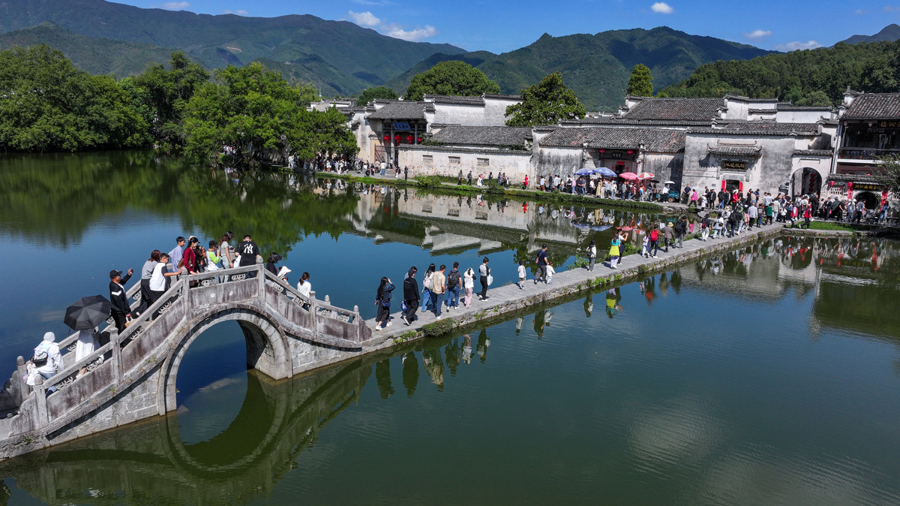 “有钱有闲”的银发族开启错峰游模式：国庆后旅行订单同比增长近两成