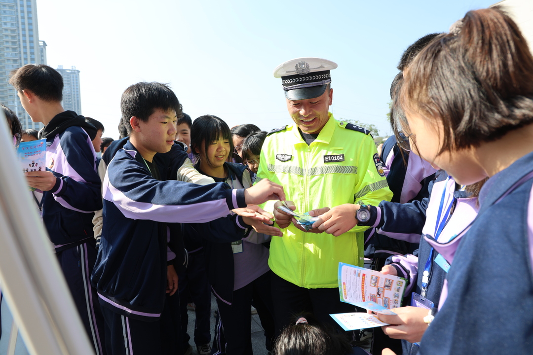 隆回交警開展交通安全進校園活動